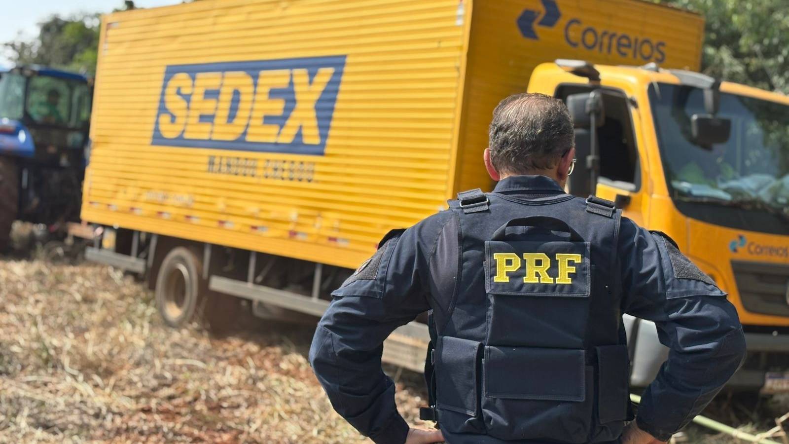 PRF e PF apreendem caminhão dos Correios com carga de maconha em Cascavel