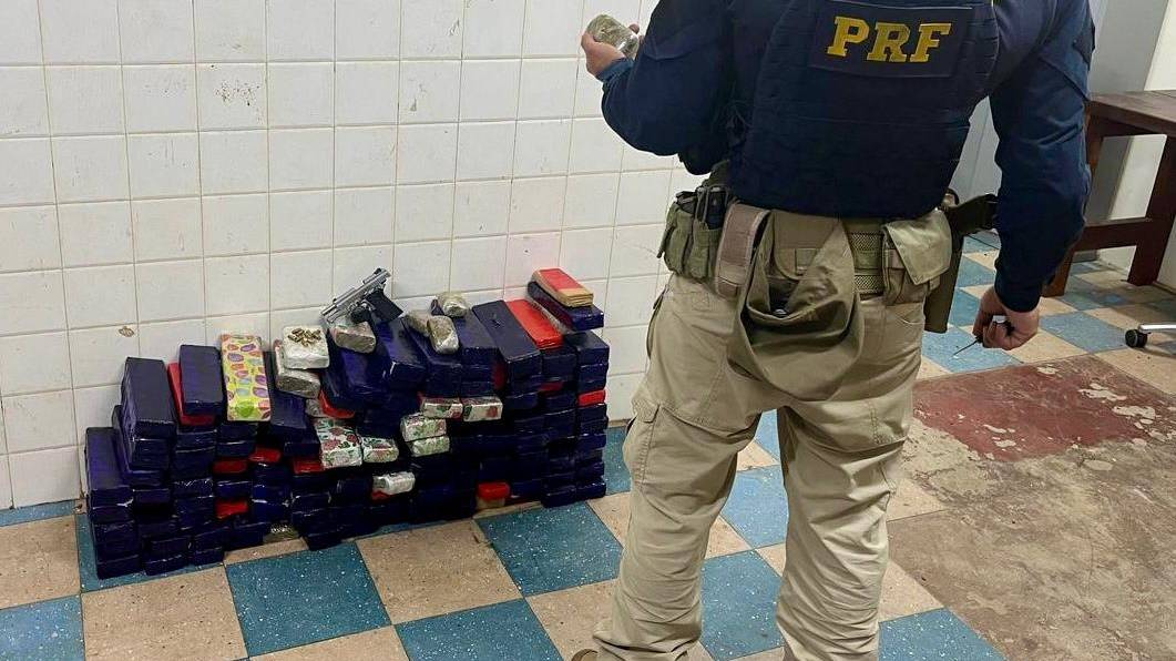 PRF apreende mais de 100kg de maconha, uma pistola calibre 38 e 10 munições em Guarapuava