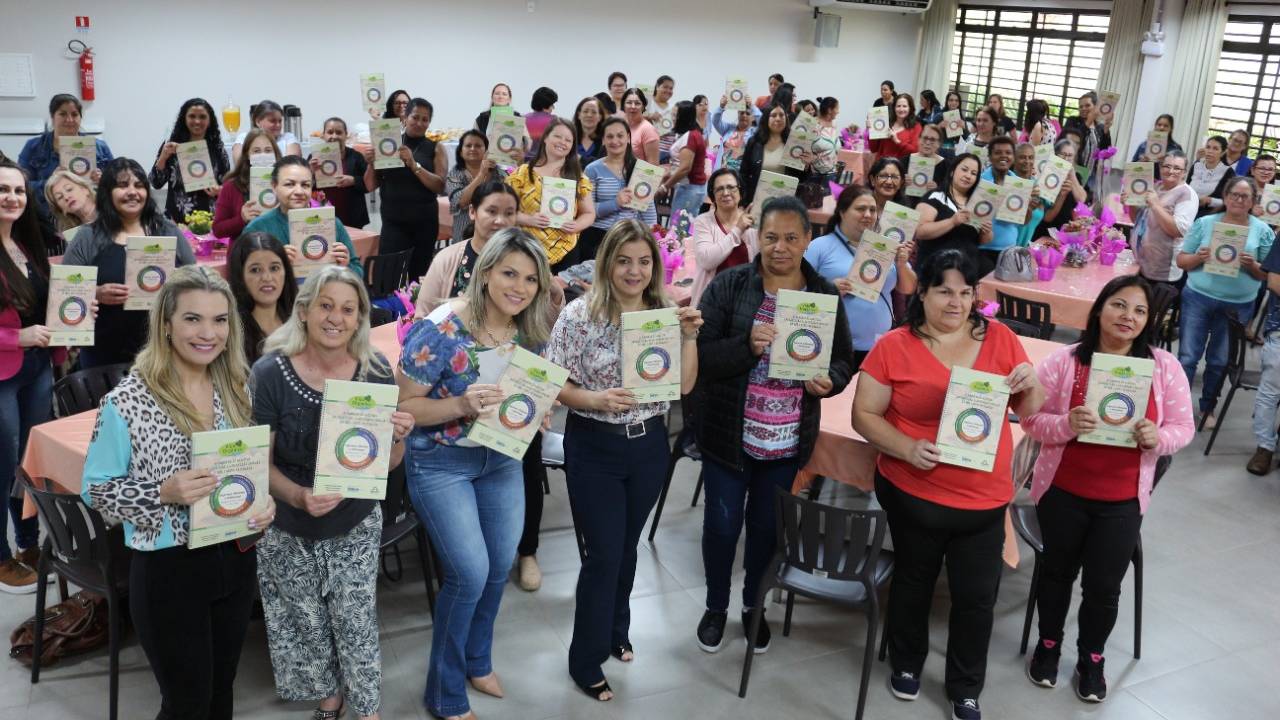 Merendeiros recebem Livro de Receitas de concurso promovido em parceria com a Itaipu