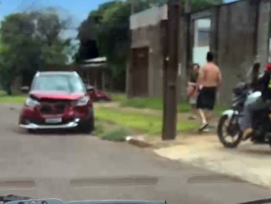 Forte colisão de trânsito é registrada em cruzamento do Bairro Pioneiros Catarinenses, em Cascavel