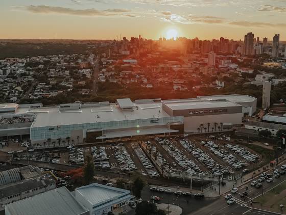 Catuaí Shopping Cascavel inicia temporada natalina com espetáculo e chegada do Papai Noel