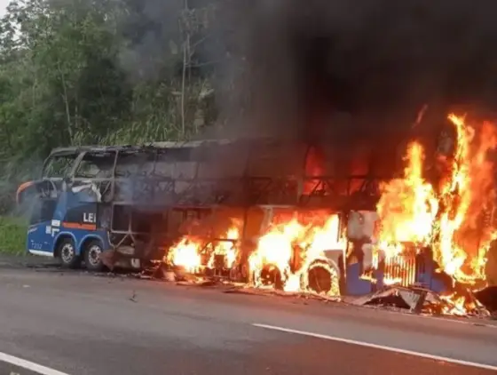 Homem se tranca no banheiro e ateia fogo em ônibus com 40 pessoas na BR-116