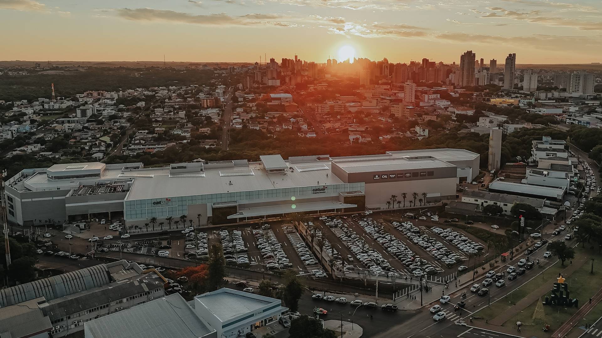 Catuaí Shopping Cascavel inicia temporada natalina com espetáculo e chegada do Papai Noel