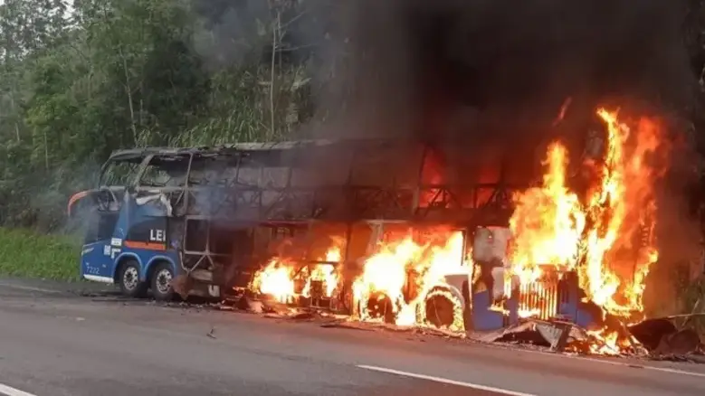 Homem se tranca no banheiro e ateia fogo em ônibus com 40 pessoas na BR-116