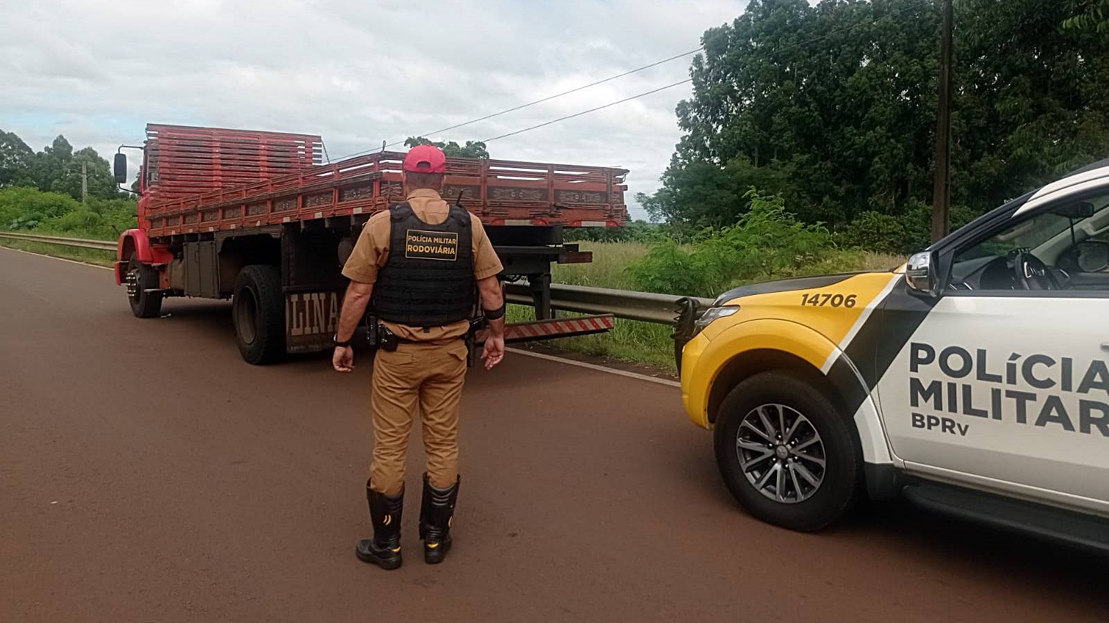 Polícia Militar Rodoviária apreende caminhão com celulares contrabandeados na PR-586 em Santa Tereza