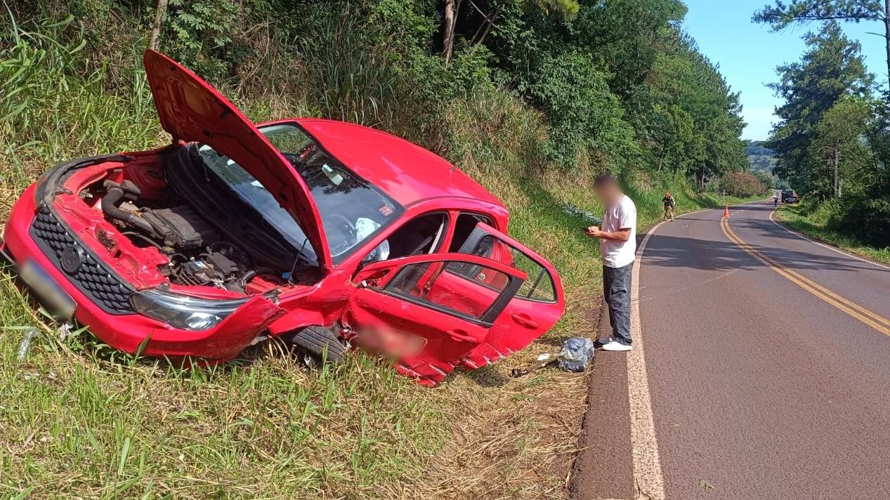 Condutor de 55 anos fica ferido após quase colidir em caminhão e sair da pista na PR-180 em Cascavel