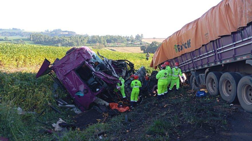 Colisão frontal entre caminhões deixa dois mortos e um ferido na PR-092