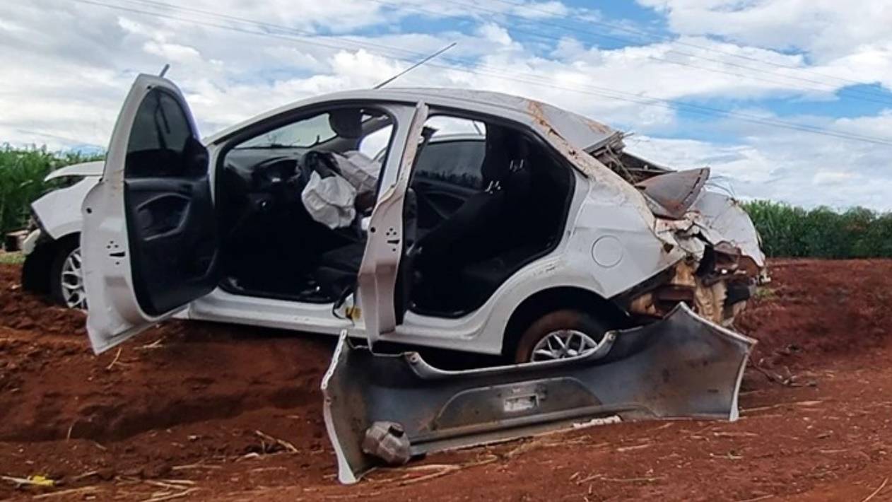 Motorista perde o controle e capota carro na BR-369 em Cascavel