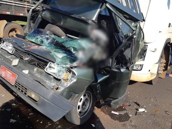 Motorista morre após carro ser esmagado entre carreta e caminhão na BR-376 em Maringá