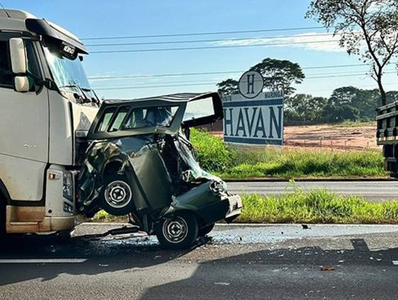 Motorista morre após carro ser esmagado entre carreta e caminhão na BR-376 em Maringá