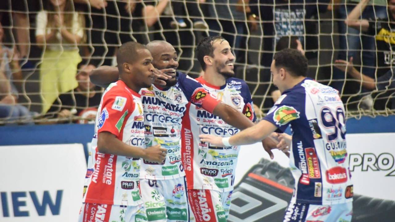 Cascavel Futsal vence Foz e segue 100% em clássicos na Liga Nacional