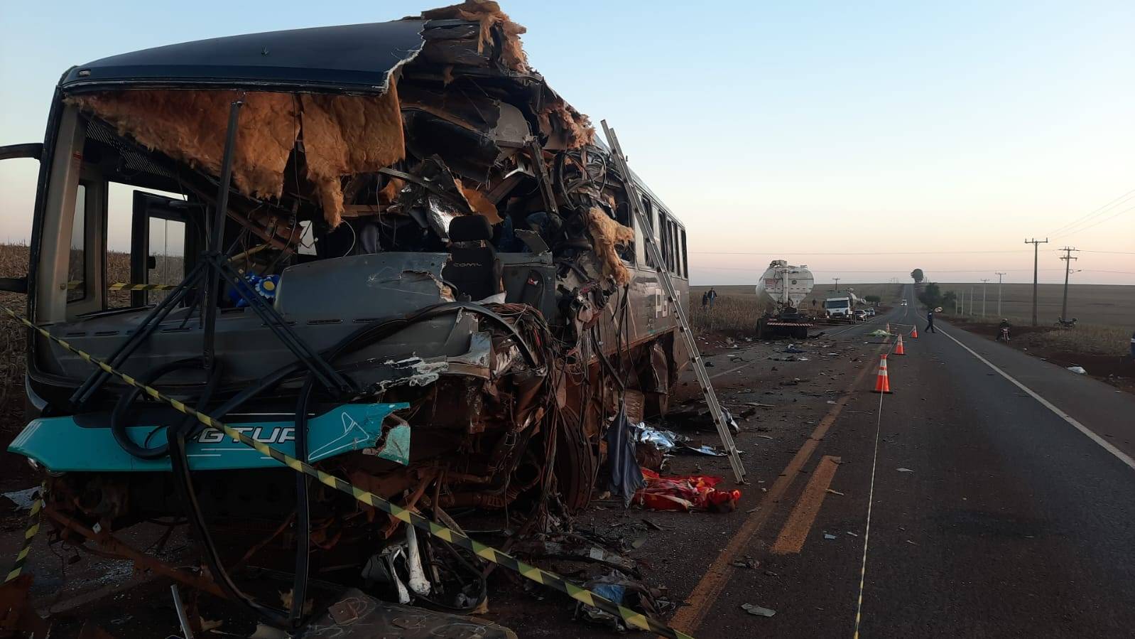 Duas pessoas morrem  em grave acidente entre ônibus e caminhão na PR-486 em Brasilândia do Sul