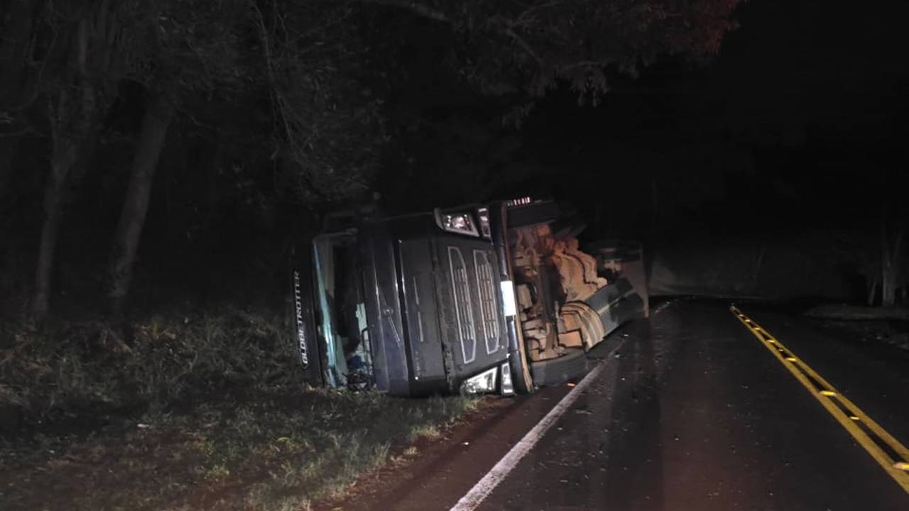 Caminhão tomba na PR-180, deixando condutor de 44 anos ferido