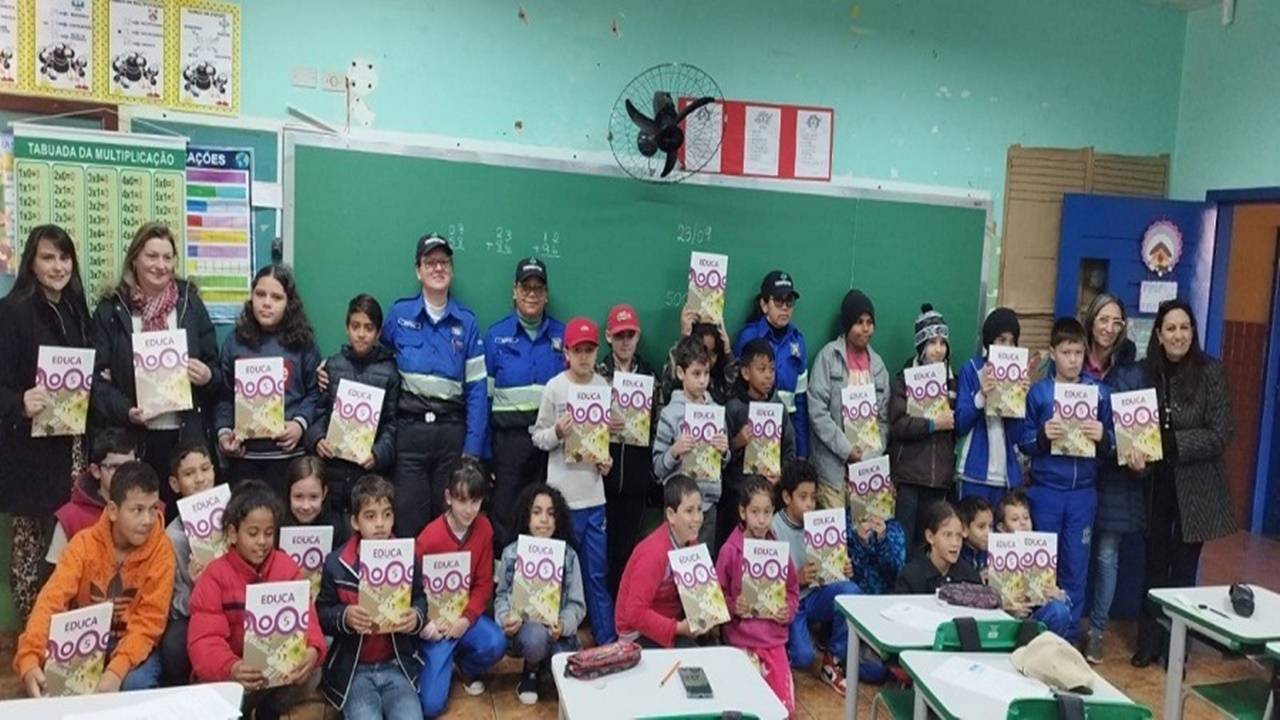 Transitar entrega livros na rede municipal e mostra que educação no trânsito começa ainda na escola