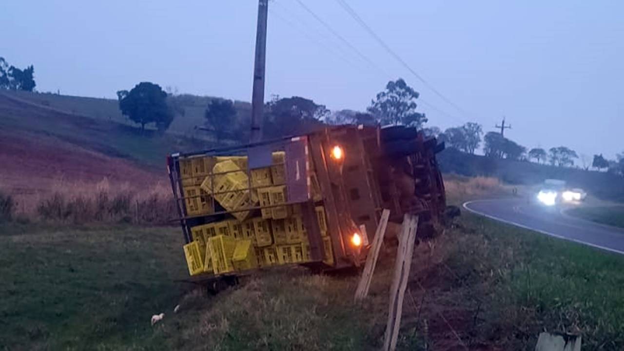 Caminhão tomba na PR-239, trecho que liga Campina da Lagoa ao entroncamento da BR-369