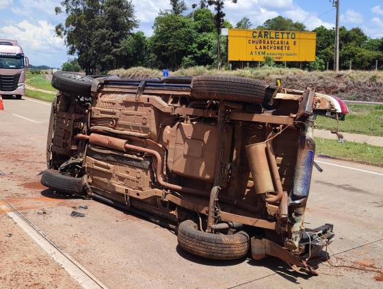 Motorista é ejetado de veiculo durante capotamento na BR-163 em Santa Tereza do Oeste