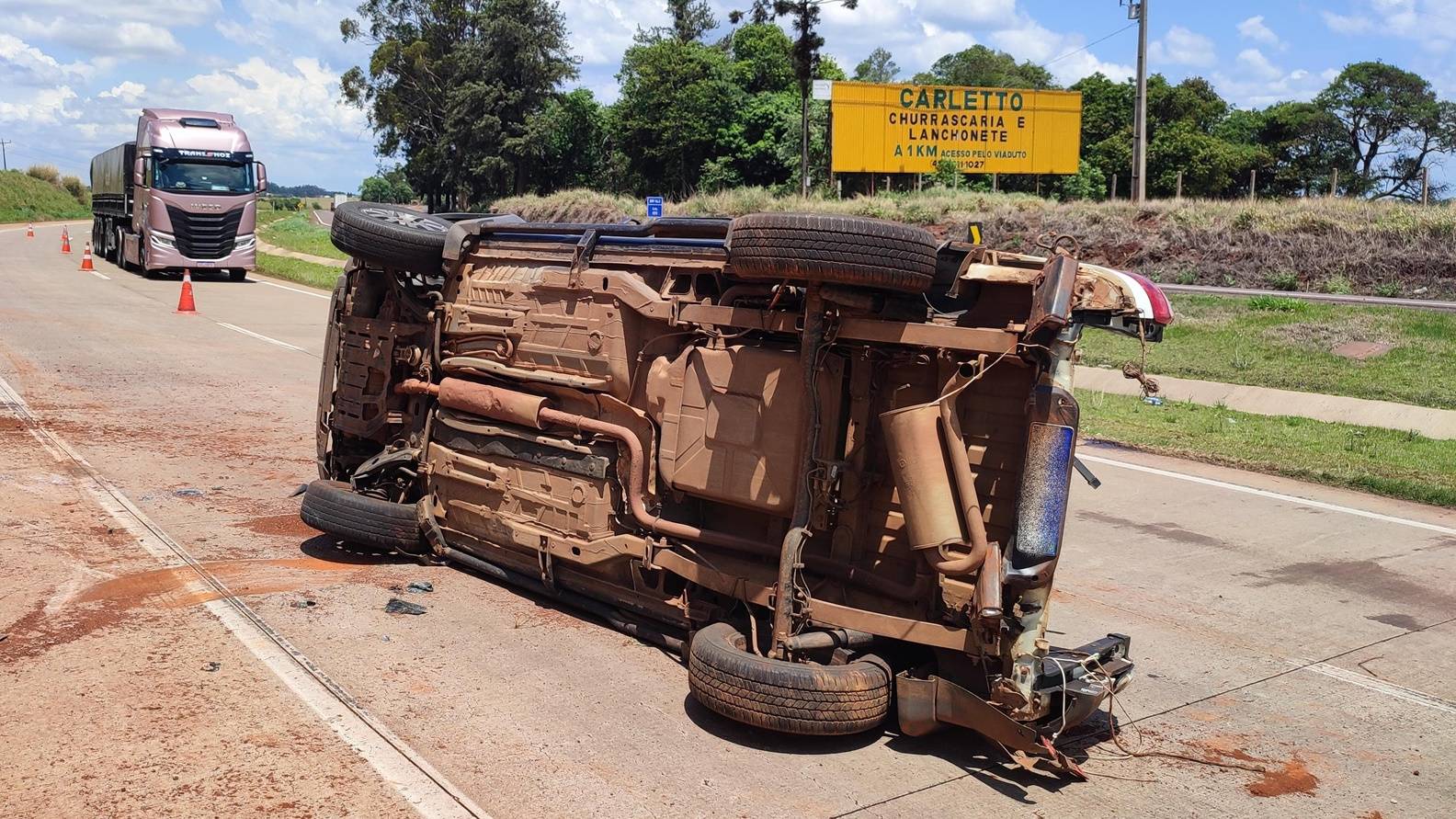 Motorista é ejetado de veiculo durante capotamento na BR-163 em Santa Tereza do Oeste