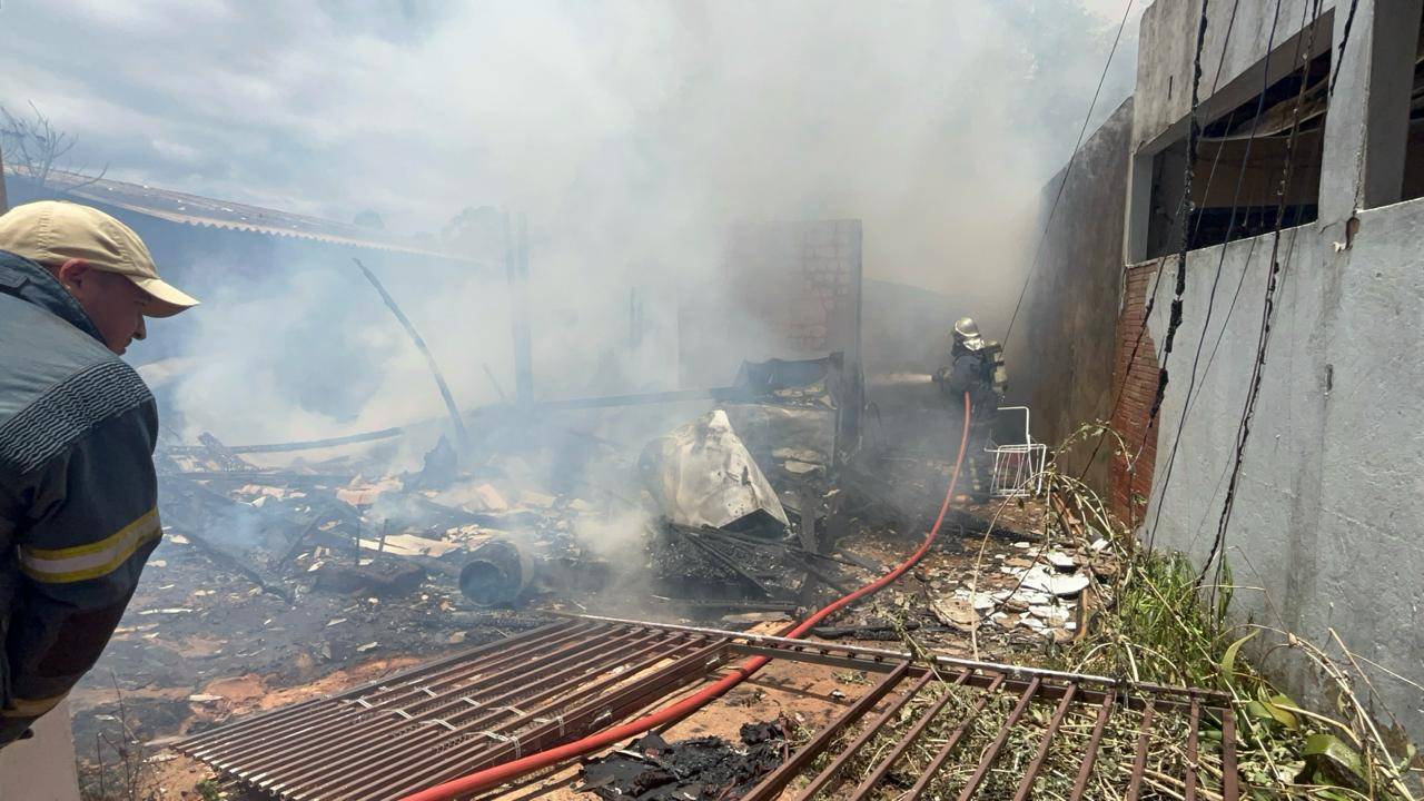 Duas residências ficam destruídas após Incêndio de grandes proporções na Av. Parati em Foz do Iguaçu