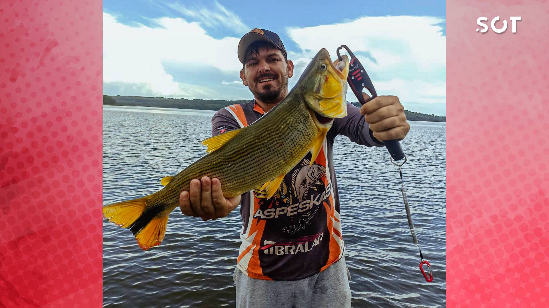 Pescador captura espécie rara de peixe dourado no Lago de Itaipu em Santa Helena