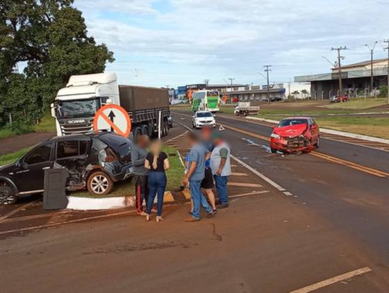 Colisão entre veículos causa danos materiais na BR-277 em Santa Tereza do Oeste