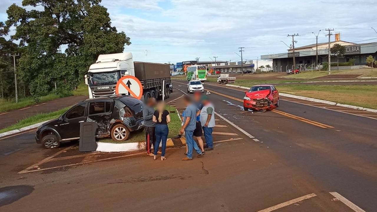 Colisão entre veículos causa danos materiais na BR-277 em Santa Tereza do Oeste