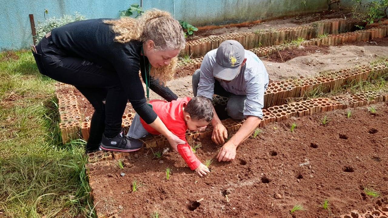 Crianças do CMEI Miriam Ana participam de atividade sobre agricultura urbana e hortaliças