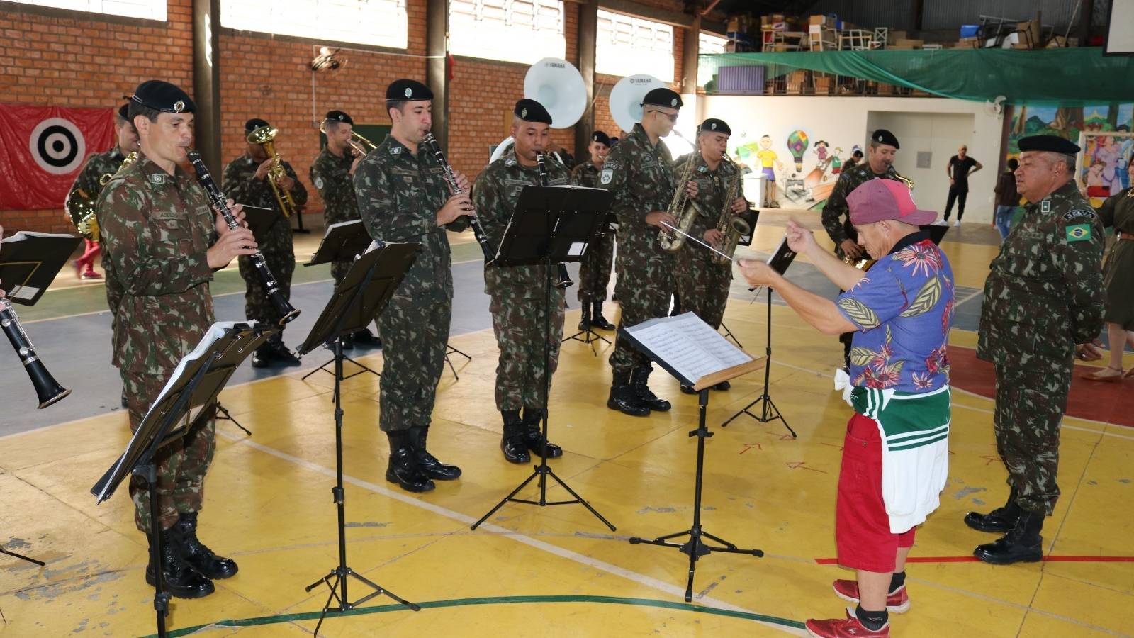 Apae de Cascavel recebe visita da Banda do Exército em comemoração aos 52 anos da instituição