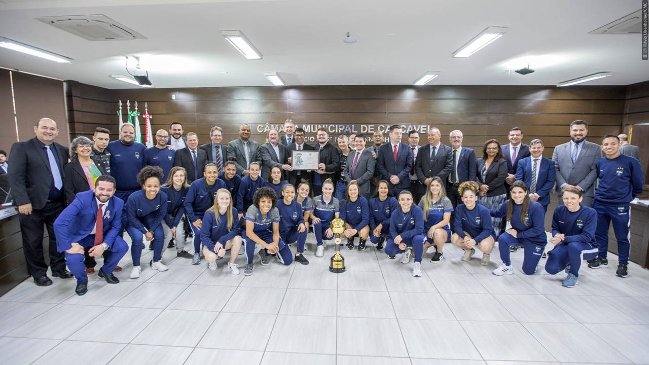 Futsal feminino do Stein Cascavel recebe homenagem por conquista de dois títulos