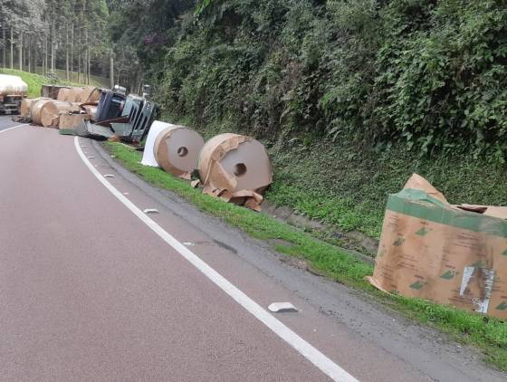 Passageiro morre após colisão seguida de tombamento na BR-277, na serra de São Luiz do Purunã