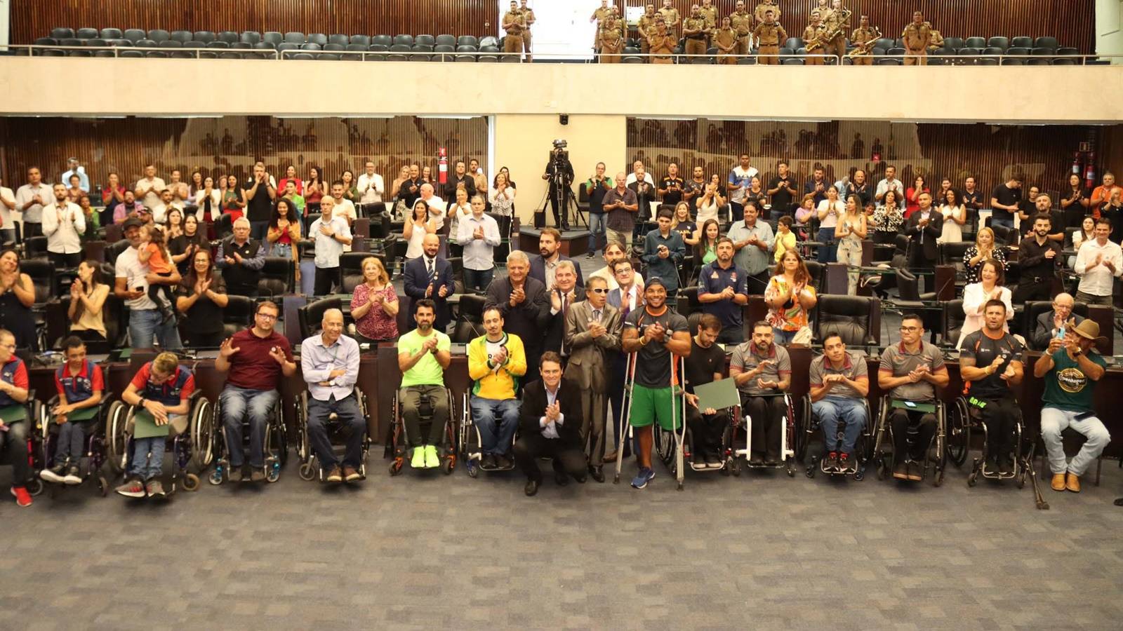 Atletas e técnicos do paradesporto paranaense são homenageados na Assembleia Legislativa do Paraná