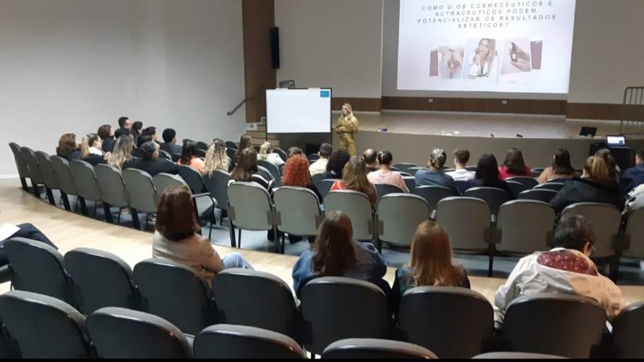 Farmácias: Curso sintoniza prescrição, manipulação e resultados práticos