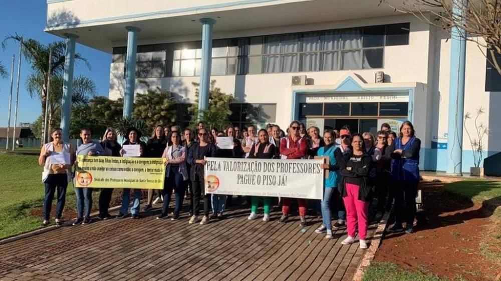 Professores municipais de Santa Tereza do Oeste paralisam em busca do pagamento do reajuste salarial