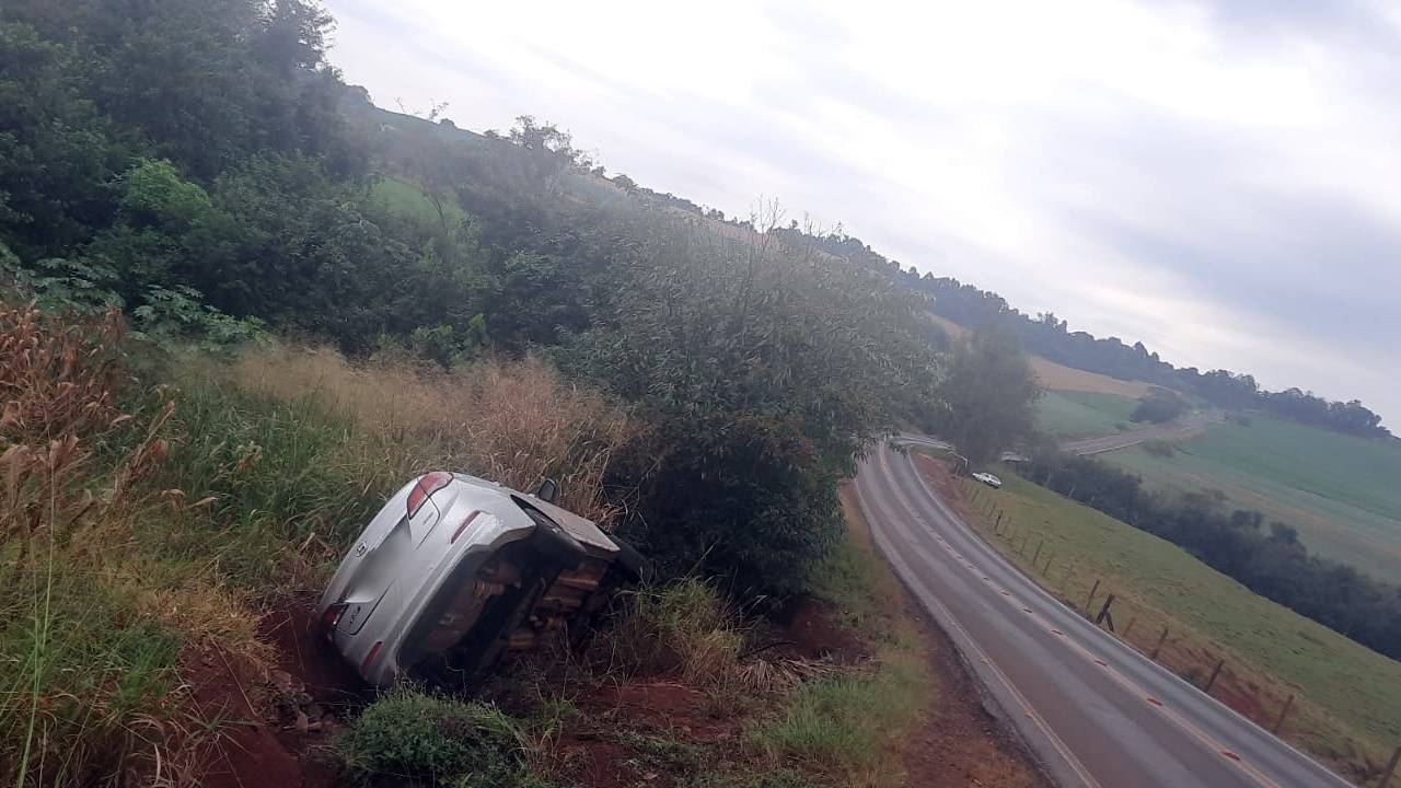 Carro capota na PR-573 em Braganey e deixa duas mulheres feridas