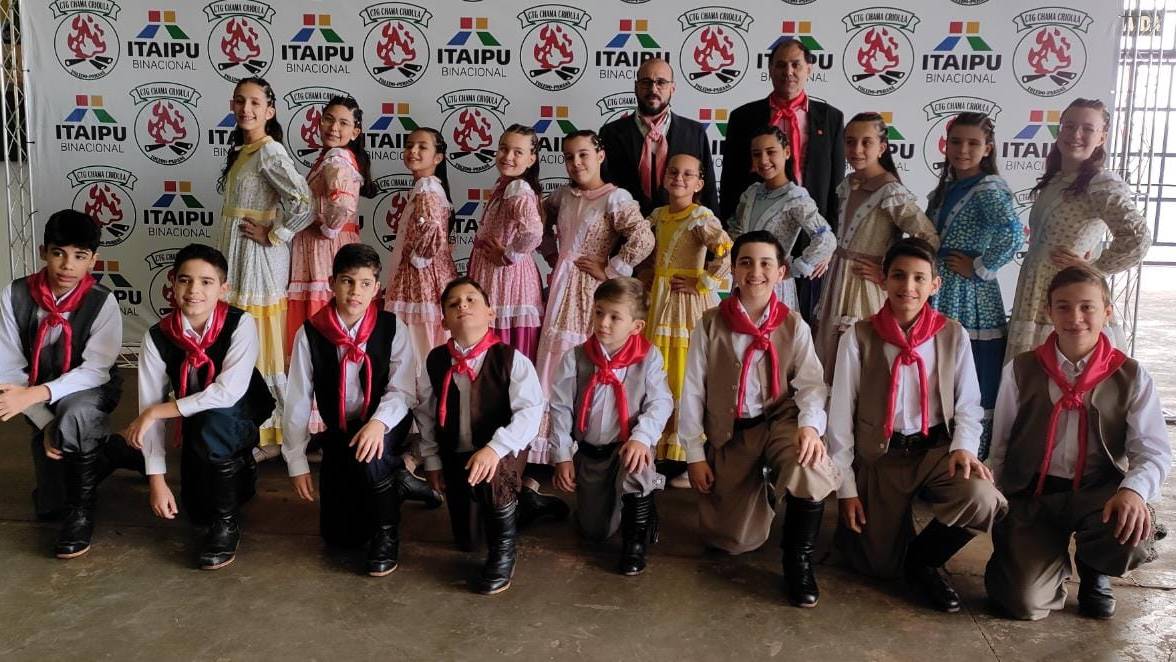 Noite folclórica apresenta Grupo Ucraniano e CTG Estância Colorada no palco do Gilberto Mayer