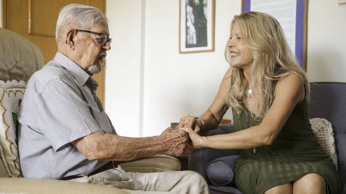 Cuidadores de pacientes com Alzheimer precisam de atenção e proteção