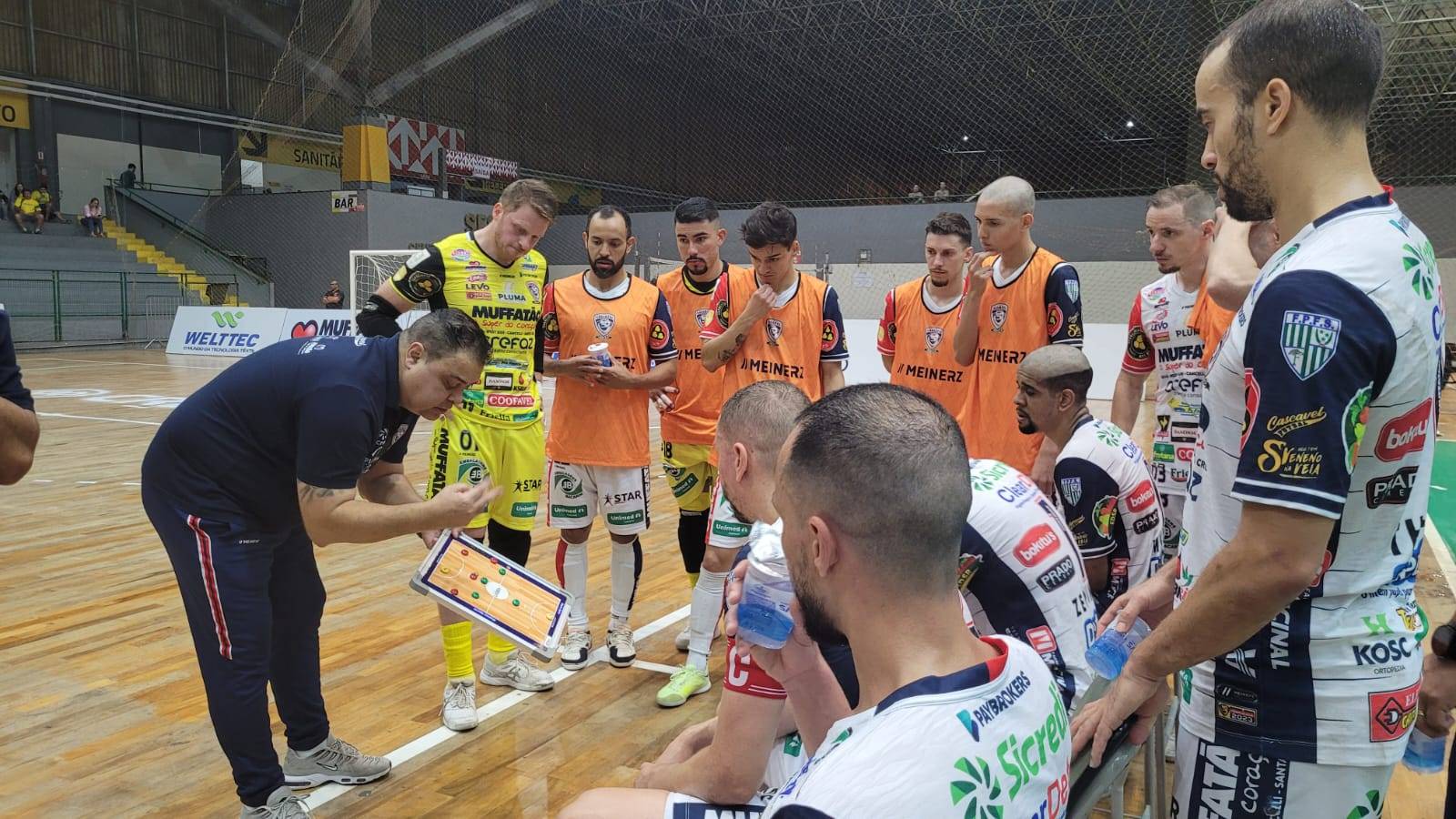 Cascavel Futsal goleia Blumenau e garante vaga nos playoffs da Liga Nacional