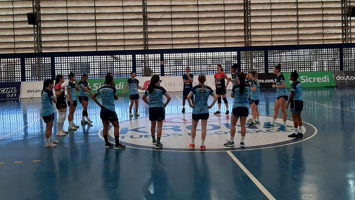 Stein enfrenta o Londrina pelo primeiro jogo da semifinal da Liga Feminina de Futsal