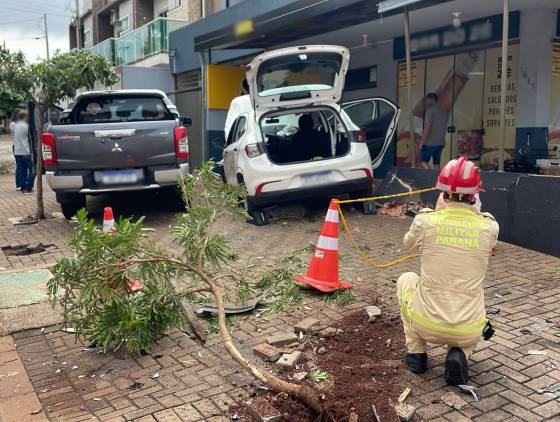 Forte colisão entre Fiat Argo e L200 deixa mulher ferida no Jardim Aclimação, em Cascavel