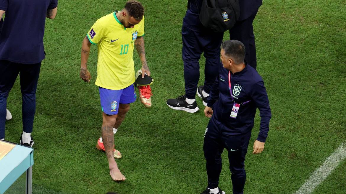 Médico da seleção diz que Neymar sofreu entorse no tornozelo direito