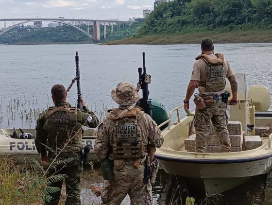 Quase meia tonelada de maconha é apreendida no Rio Paraná em ação da PF e PM