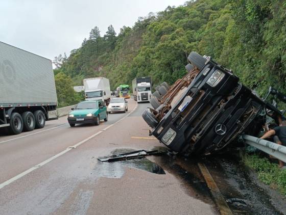 Caminhão tomba na BR-277 e deixa trânsito lento em Campo Largo