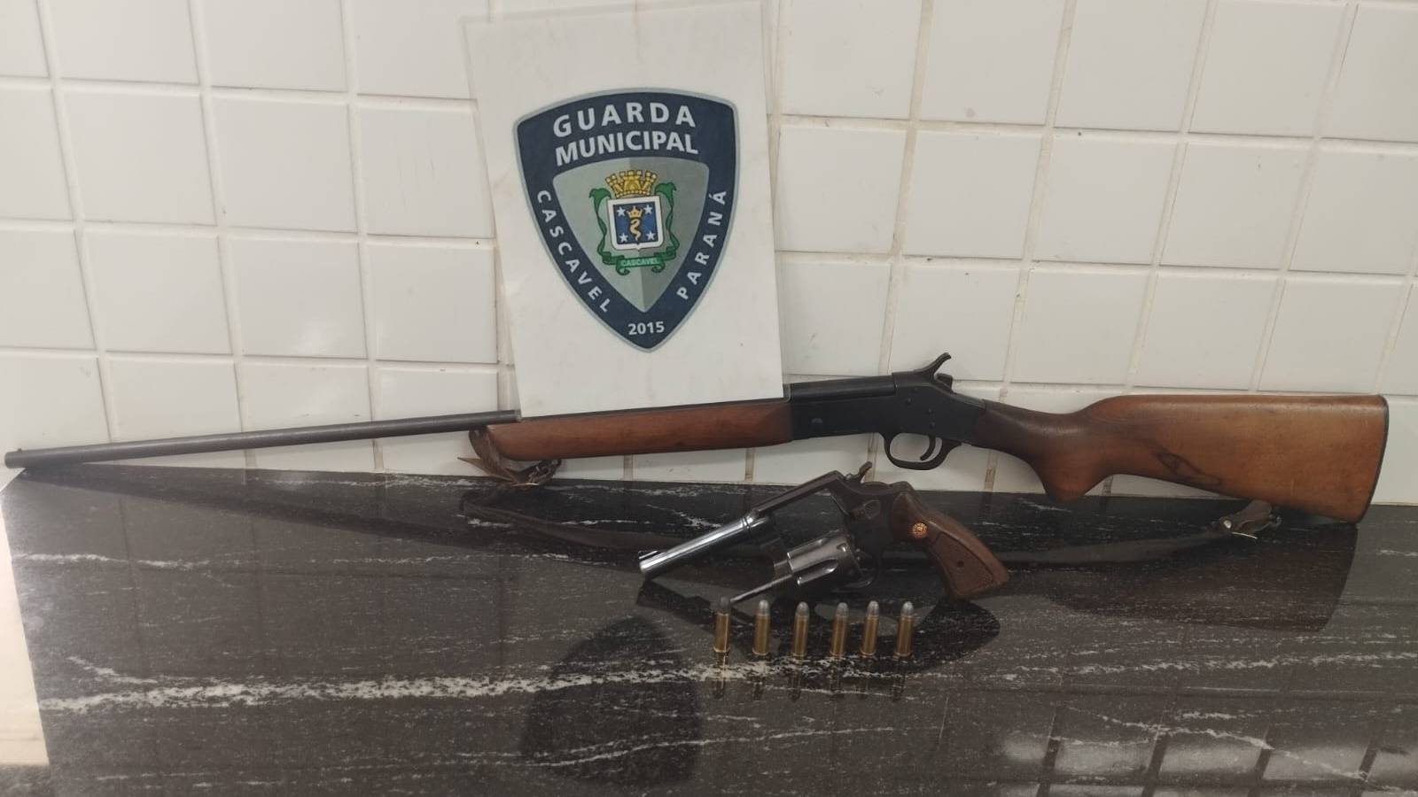 Guarda Municipal apreende armas de fogo em diligência por violência doméstica em Cascavel