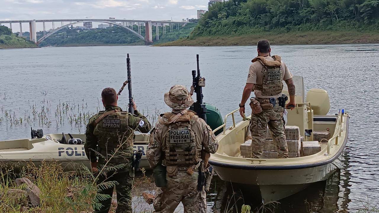 Quase meia tonelada de maconha é apreendida no Rio Paraná em ação da PF e PM