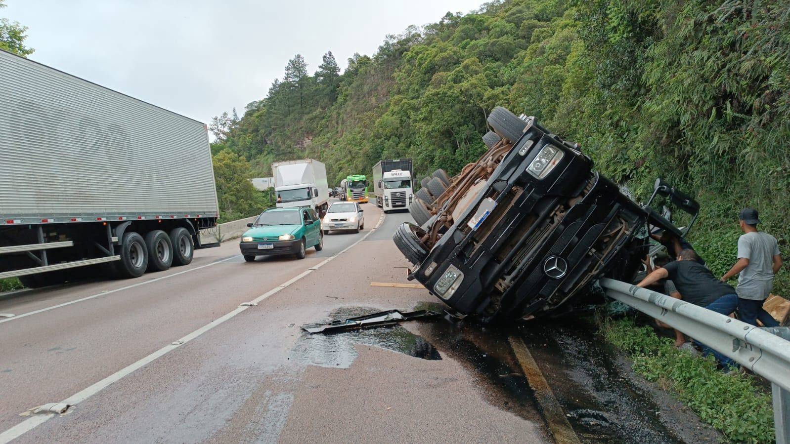 Caminhão tomba na BR-277 e deixa trânsito lento em Campo Largo