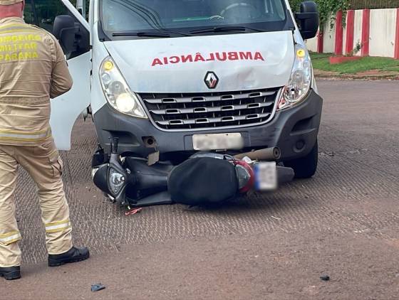 Motocicleta para de baixo de ambulância após colisão no Bairro Floresta em Cascavel