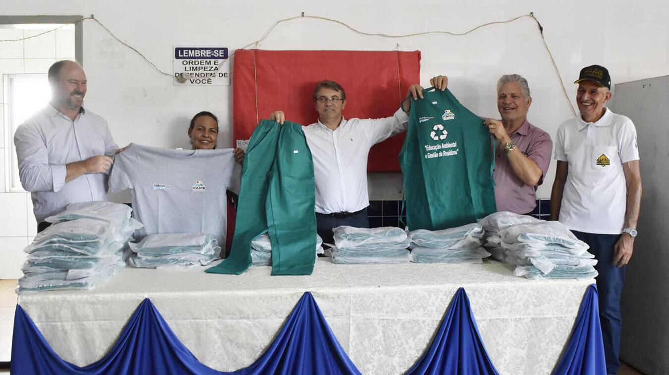 Integrantes da Acatol de Toledo recebem kits de uniformes