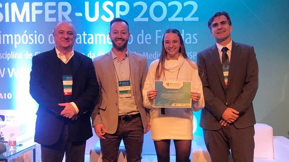 Acadêmica da Unioeste recebe premiação em simpósio internacional sobre tratamento de feridas