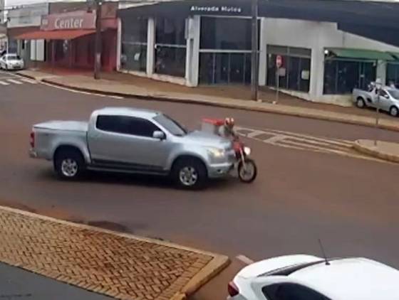 Motociclista é atingido por caminhonete na Rua Paraná no Centro de Cascavel