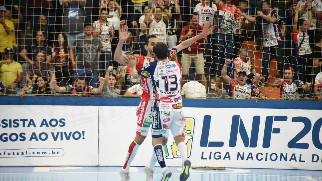 Diretoria do Cascavel Futsal faz promoção de ingressos para jogo contra Ampére