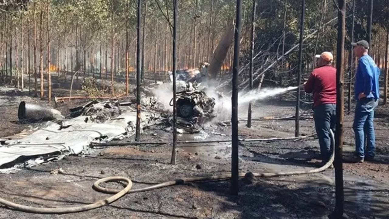 Duas pessoas morrem após jatinho particular cair e pegar fogo